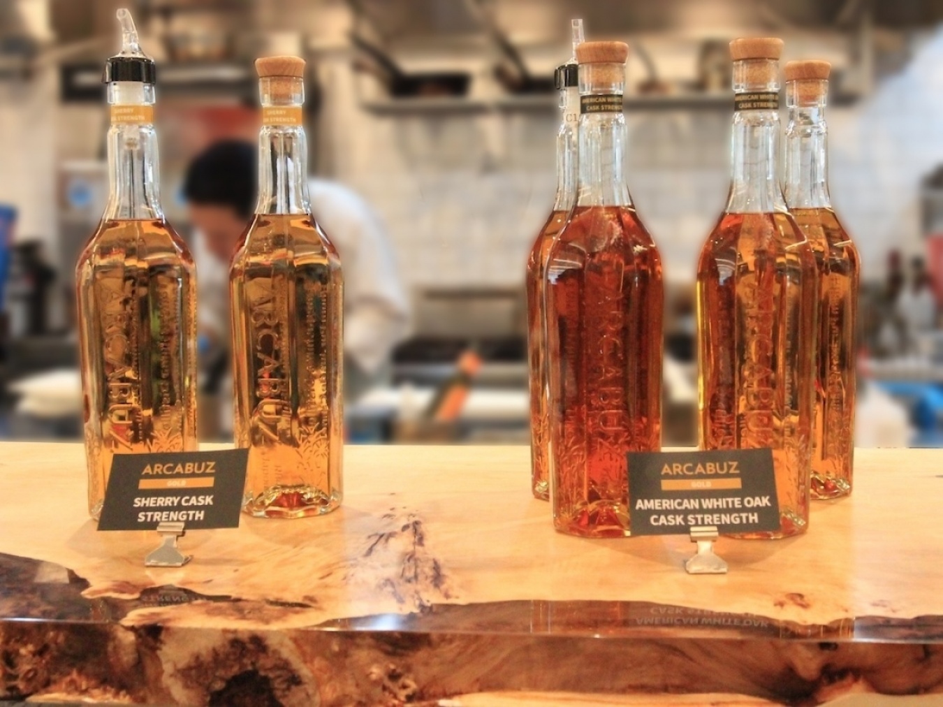発売前の試飲イベントで提供された「アメリカンホワイトオーク カスク ストレングス」と、熟成中の「シェリー カスク ストレングス」。