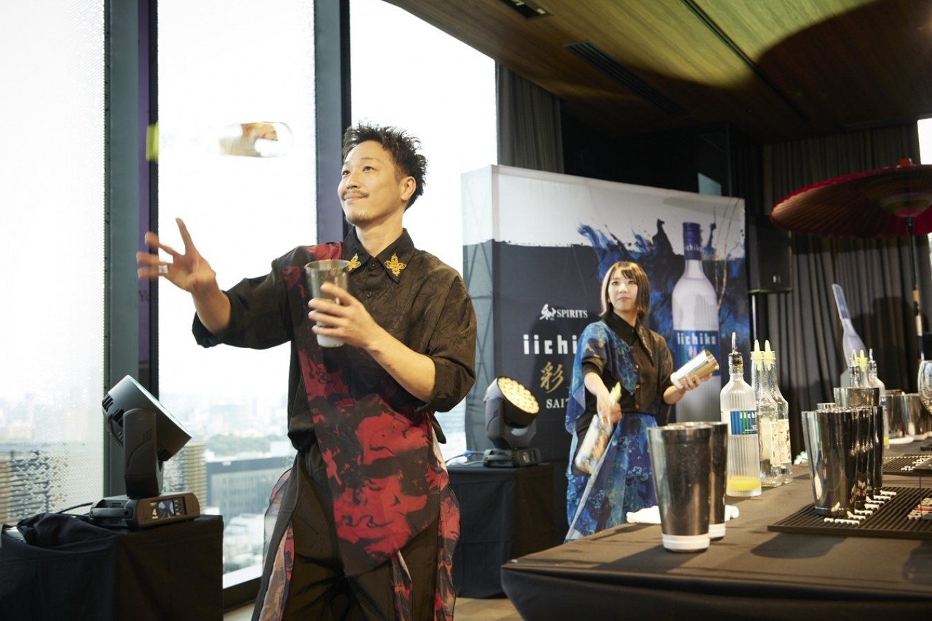 ミヤビーヌさん（右）、Takanoriさん（左）によるフレアカクテルショー。
