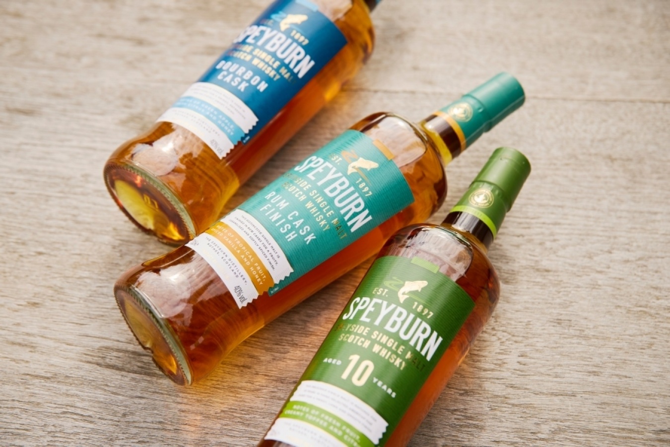 手前から10年間じっくりと樽で熟成させた「10年」、フルーティーでキャラメル感がある「ラムカスク」、爽やかで繊細な甘さを感じる「バーボンカスク」。