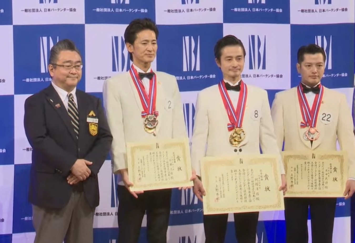 左から、上野会長、準優勝の佐藤さん、総合優勝の阿部さん、第3位の京中選手さん。