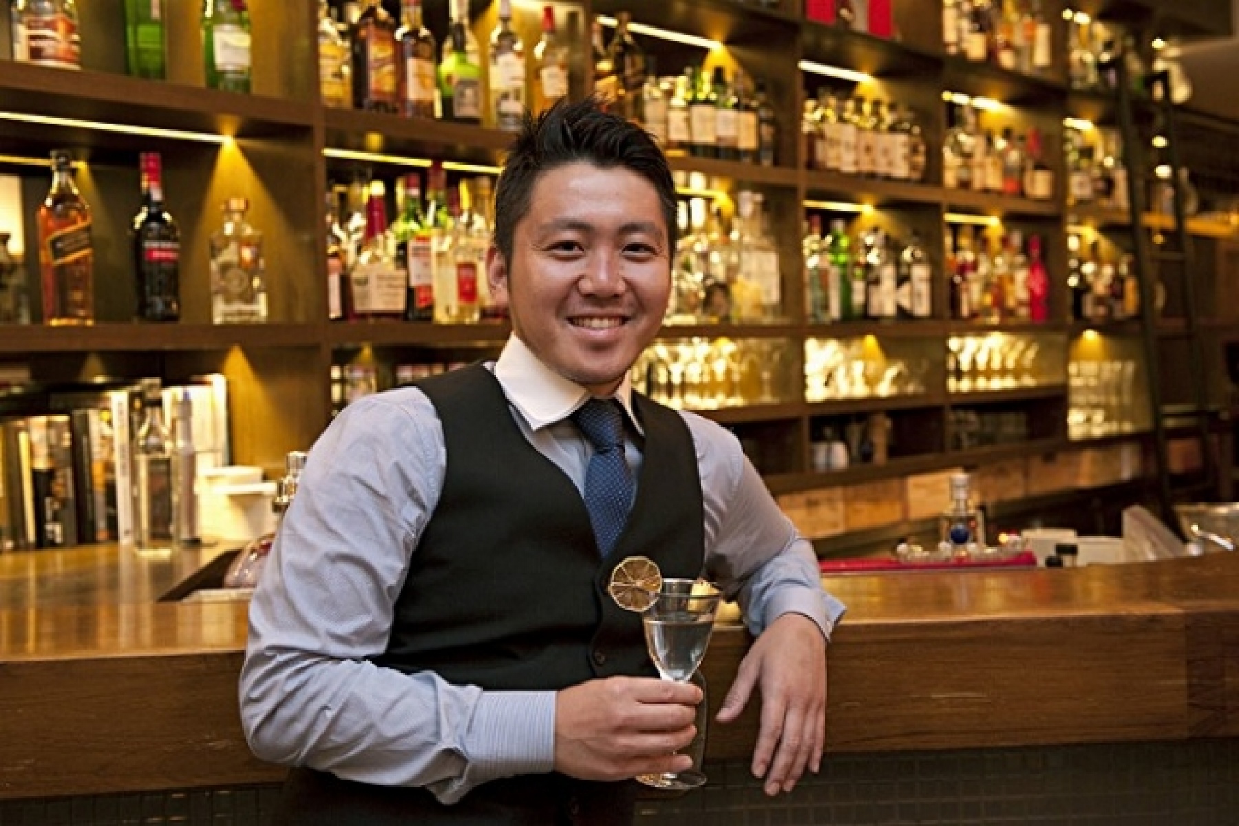 日本発、シンガポール経由、世界へ。
目指すは国際派バーテンダー。
＜前編＞